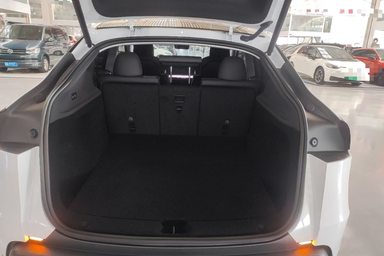 Tesla Model Y 2025 #21 Tesla Model Y 2025 car image #21