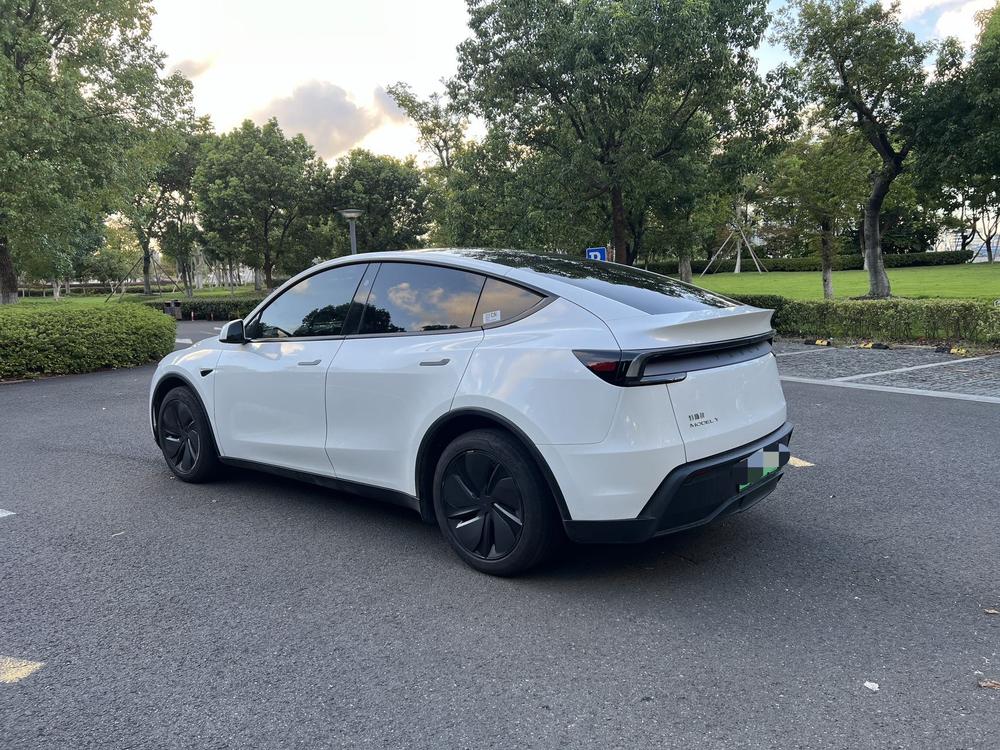 Tesla Model Y 2026 car image #4