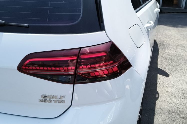 Volkswagen Golf 2018 car image #8
