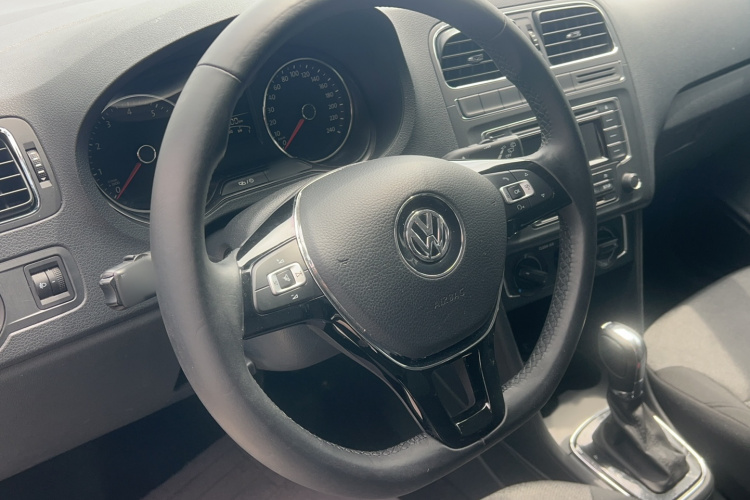 Volkswagen Polo 2016 car image #12