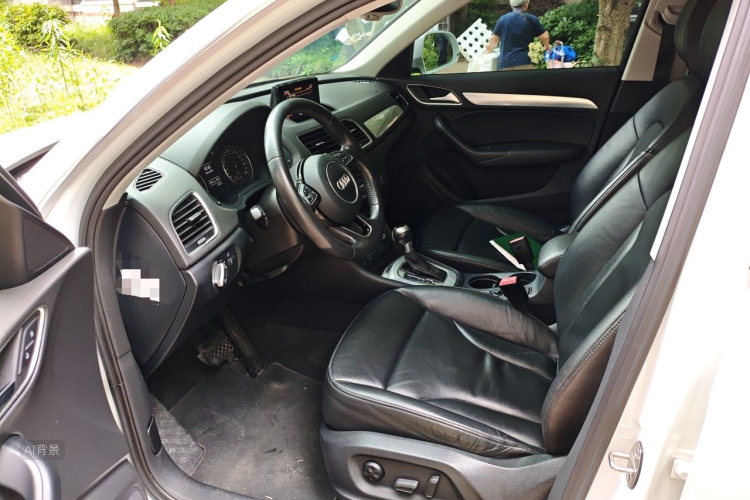 Audi Q3 2015 car image #18