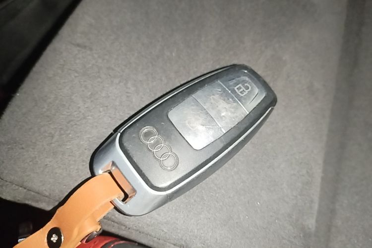 Audi Q3 2023 car image #9