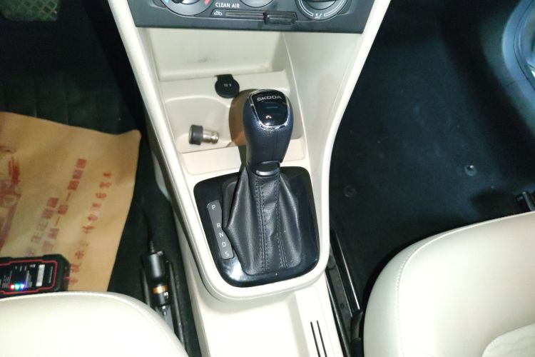 Skoda Rapid 2017 image de voiture #20