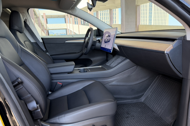 Tesla Model Y 2023 #10 Tesla Model Y 2023 car image #10