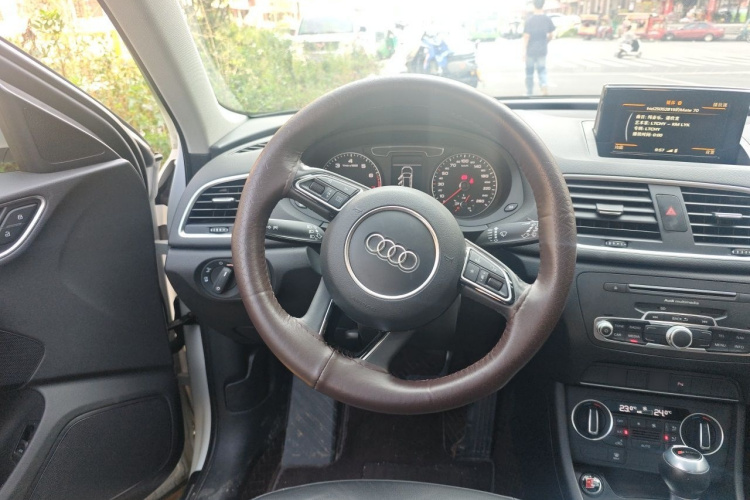 Audi Q3 2018 car image #11
