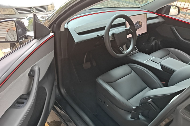 Tesla Model Y 2025 #11 Tesla Model Y 2025 car image #11