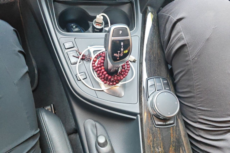 BMW 3 Series 2018 car image #18