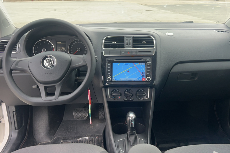 Volkswagen Polo 2015 #11 Volkswagen Polo 2015 car image #11