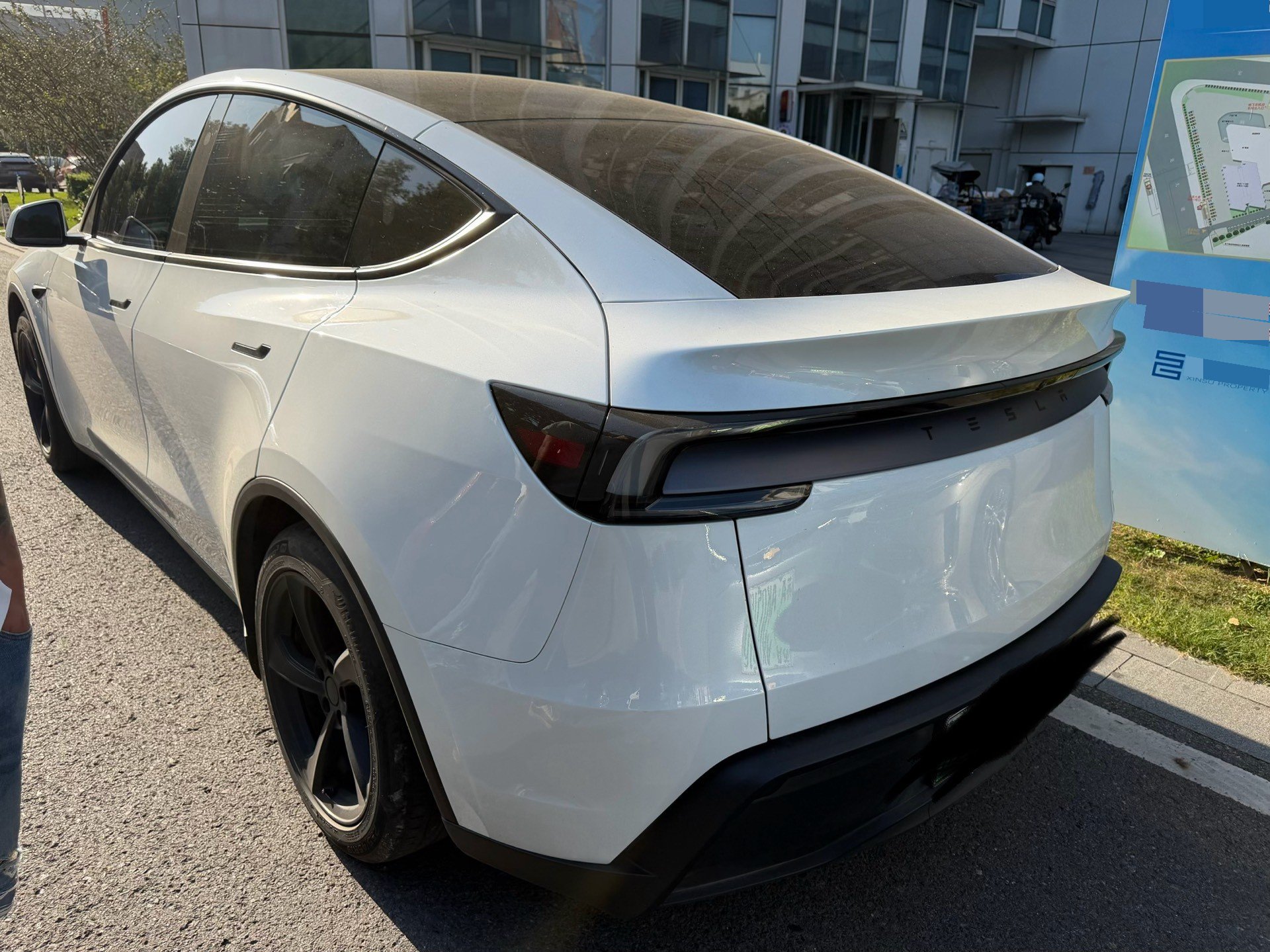 Tesla Model Y 2026 immagine di auto #6