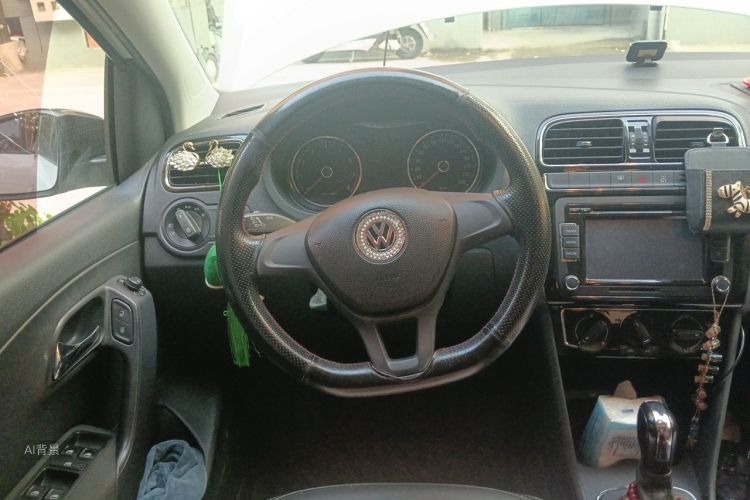 Volkswagen Polo 2015 car image #12