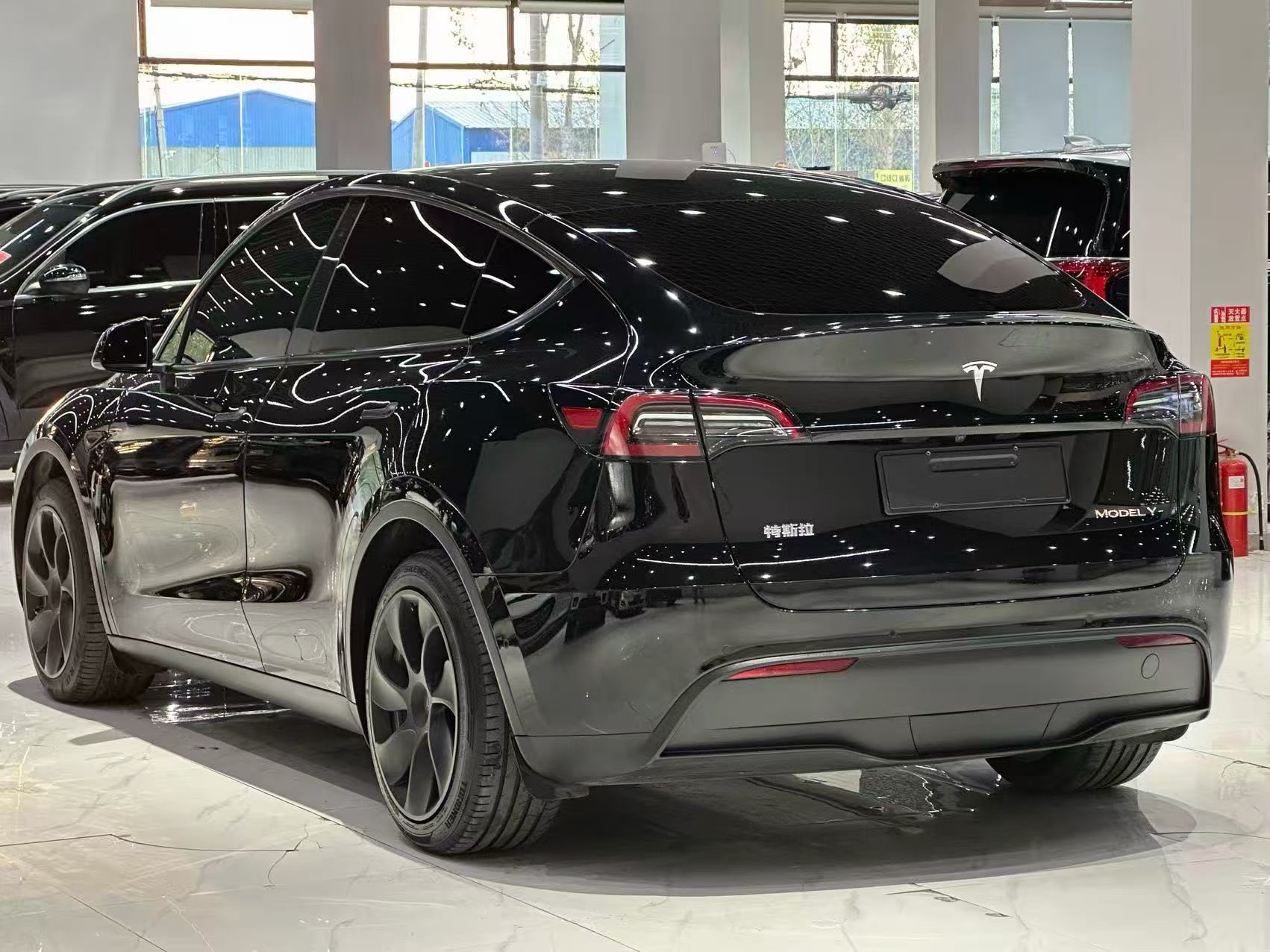 Tesla Model Y 2023 #4 Tesla Model Y 2023 car image #4