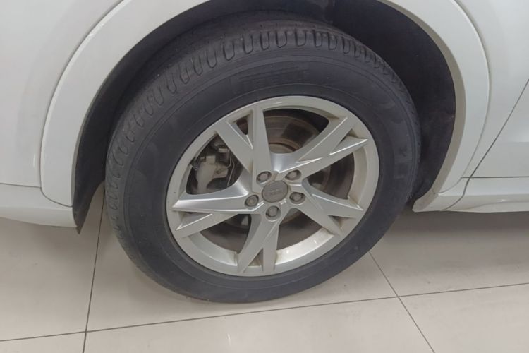 Audi Q3 2019 car image #9