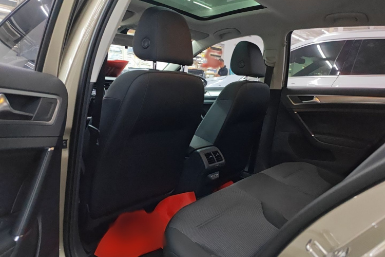 Volkswagen Golf 2020 car image #9