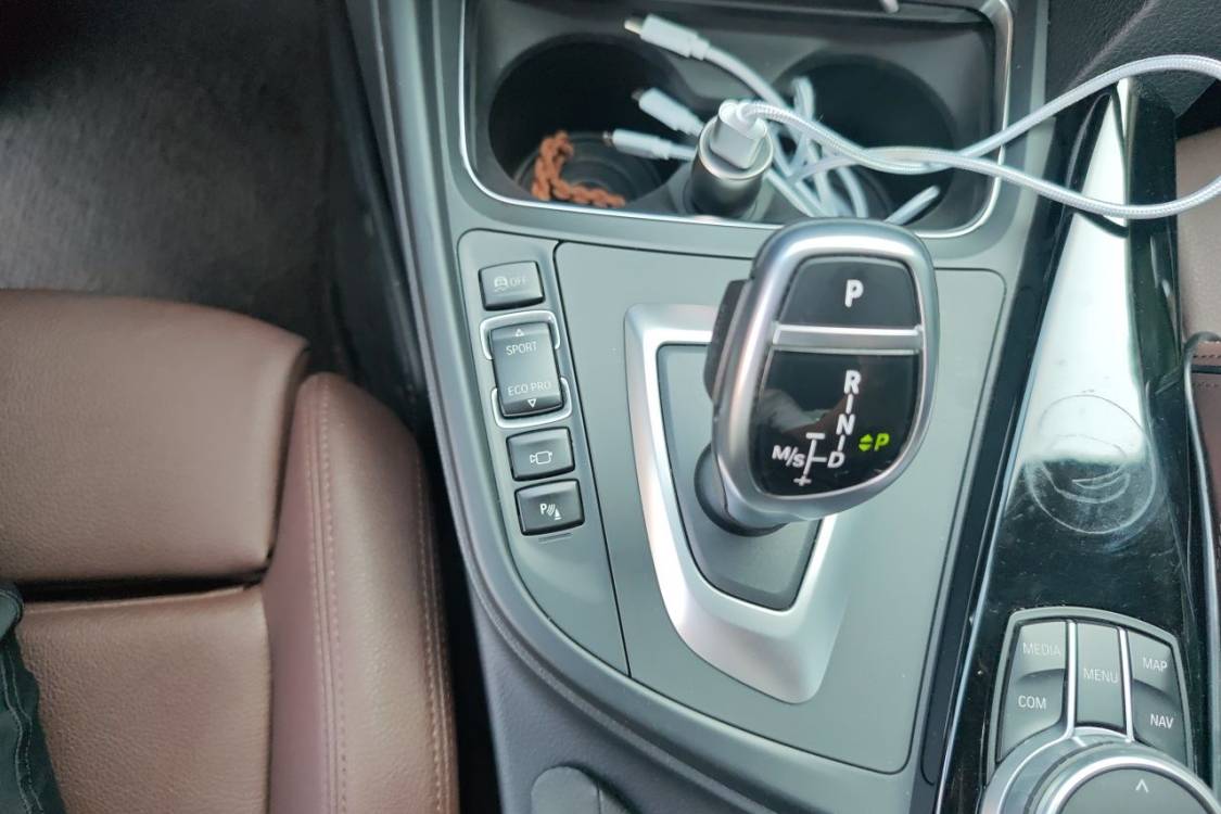 BMW 3 Series 2019 car image #27