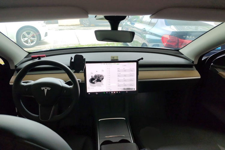 Tesla Model Y 2022 car image #12