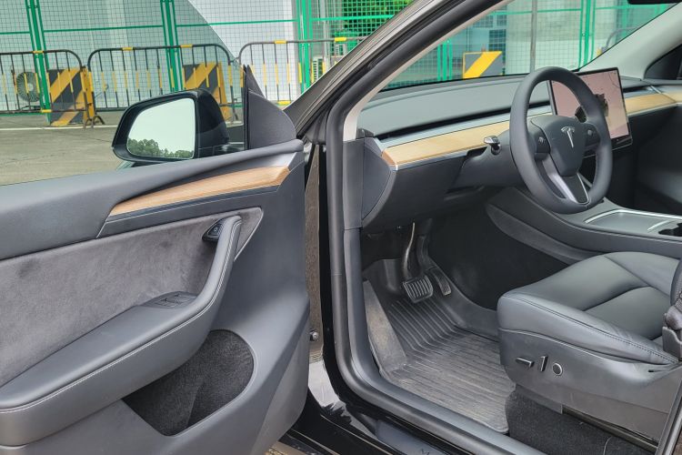 Tesla Model Y 2022 car image #17