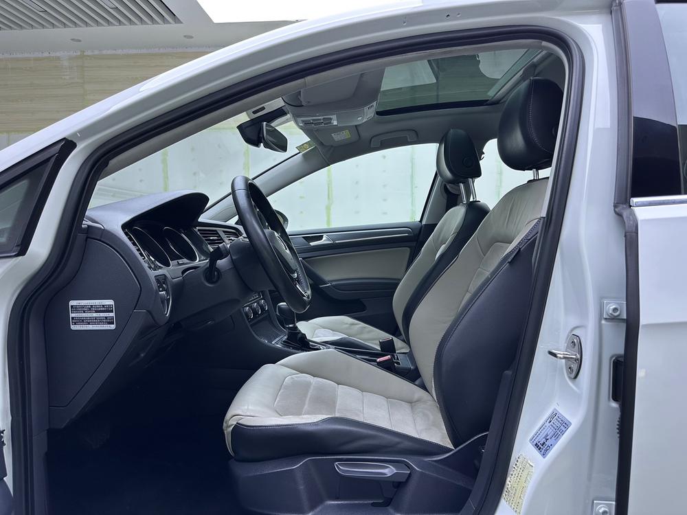 Volkswagen Golf 2017 car image #11