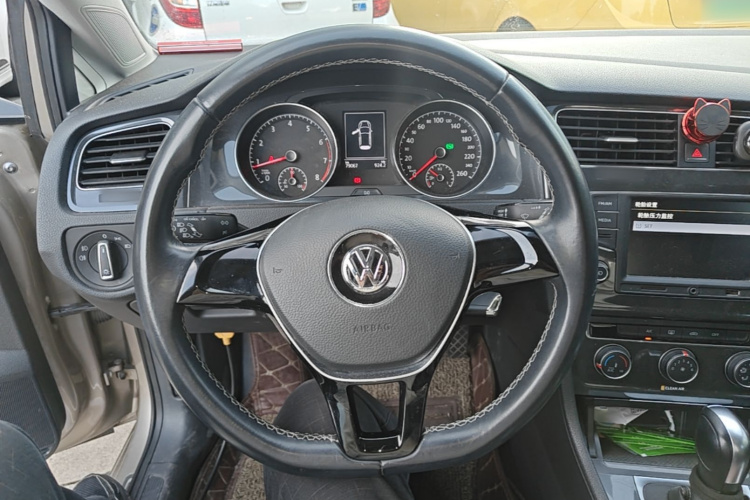Volkswagen Golf 2017 car image #15