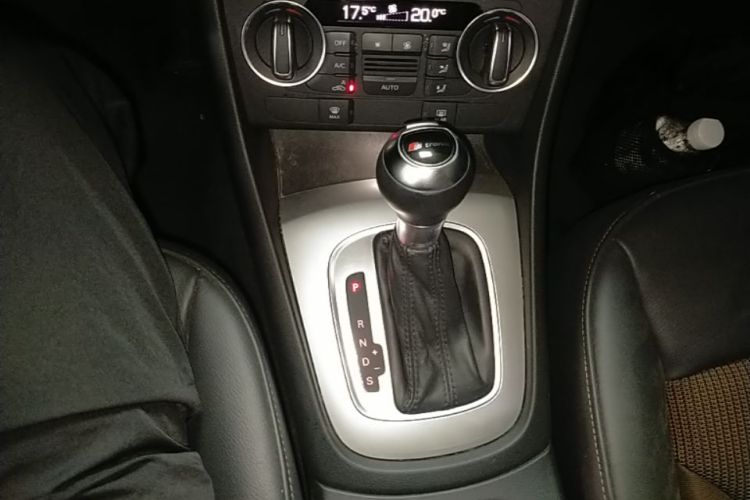 Audi Q3 2017 car image #18
