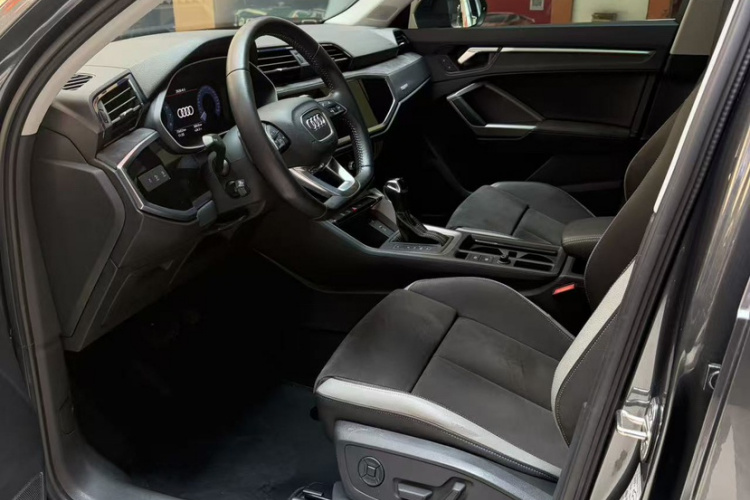 Audi Q3 2020 car image #12