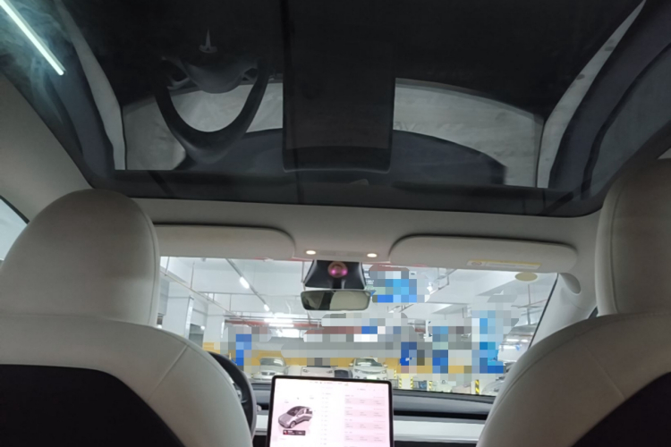 Tesla Model Y 2022 car image #18