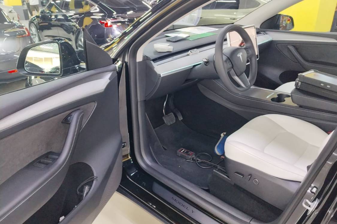 Tesla Model Y 2023 car image #17