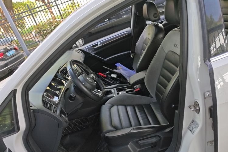 Volkswagen Golf 2017 car image #17