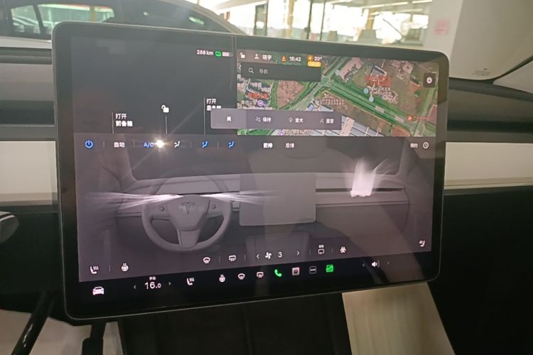 Tesla Model Y 2021 car image #17