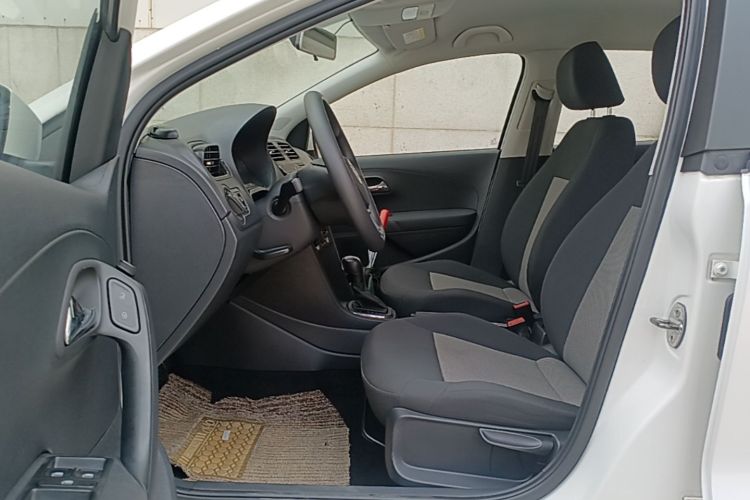 Volkswagen Polo 2017 car image #12
