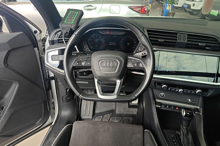 Audi Q3 2023 car image #11
