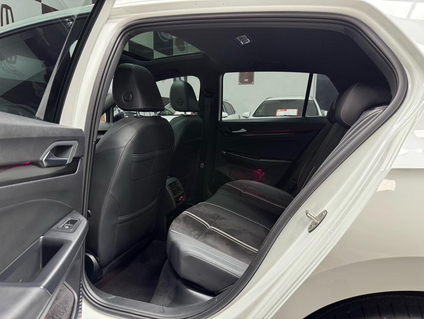 Volkswagen Golf 2022 car image #8