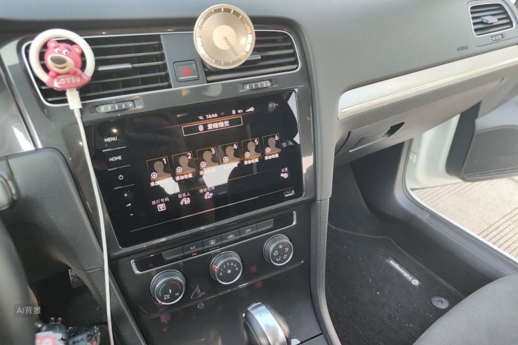 Volkswagen Golf 2020 car image #15