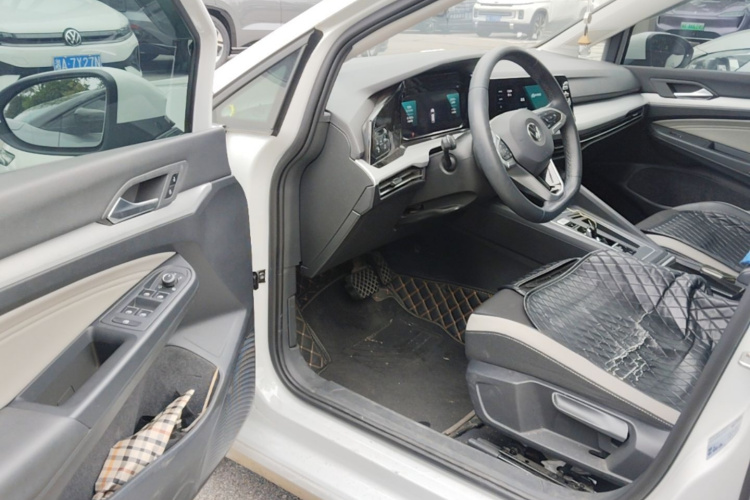 Volkswagen Golf 2023 immagine di auto #16