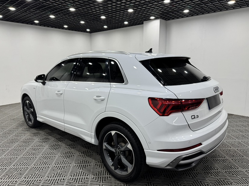 Audi Q3 2022 car image #9