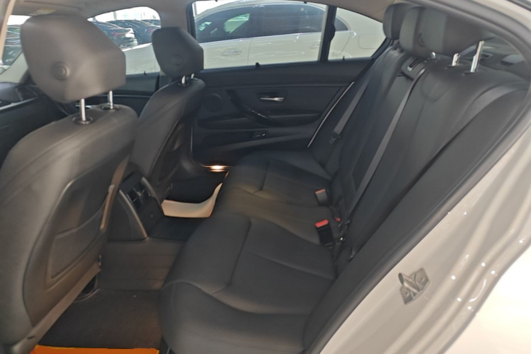 BMW 3 Series 2018 car image #17