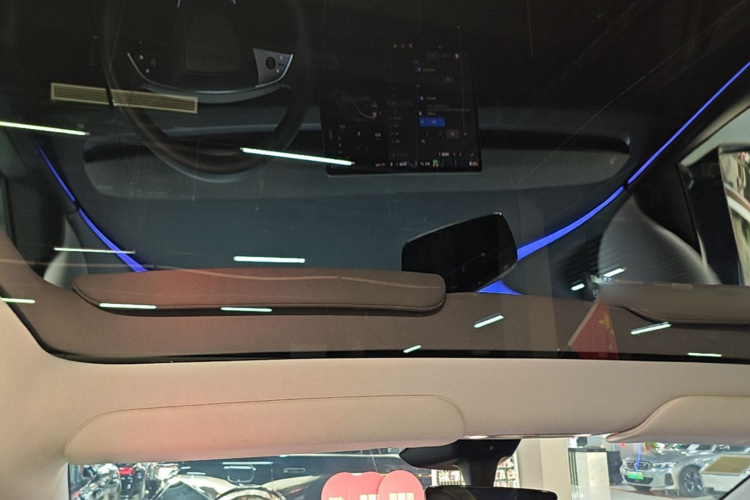Tesla Model Y 2025 #18 Tesla Model Y 2025 car image #18