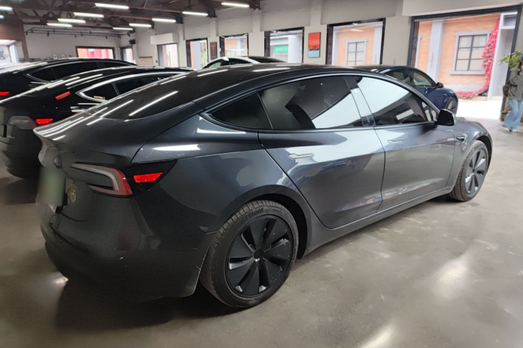 Tesla Model 3 2025 car image #7