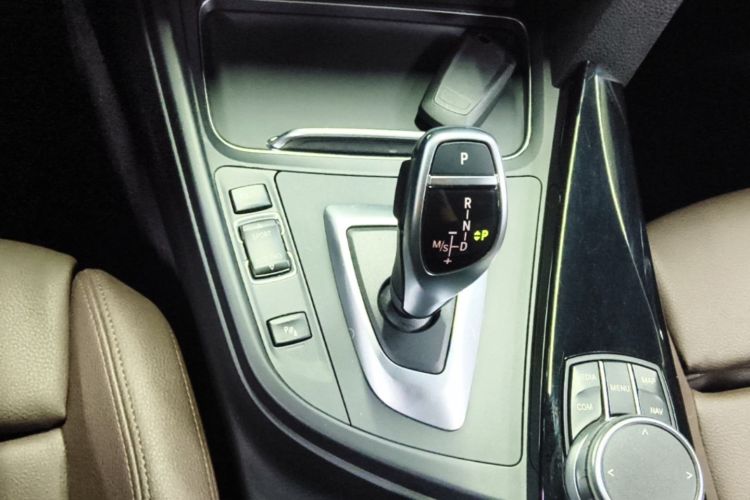 BMW 3 Series 2019 car image #18
