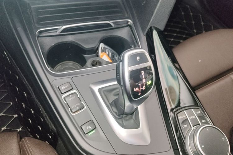 BMW 3 Series 2018 car image #28