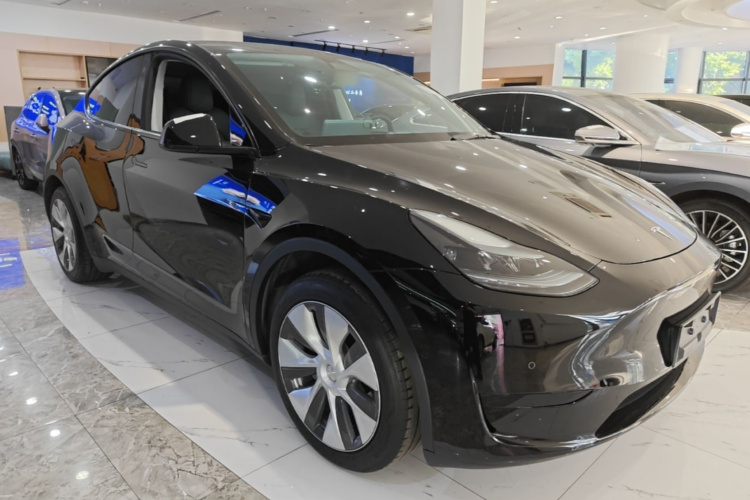 Tesla Model Y 2023 #4 Tesla Model Y 2023 car image #4