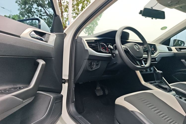 Volkswagen Polo 2019 car image #12