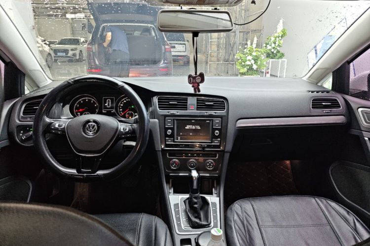 Volkswagen Golf 2018 car image #11