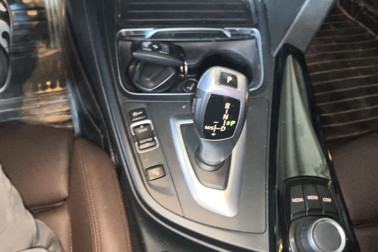BMW 3 Series 2018 car image #18