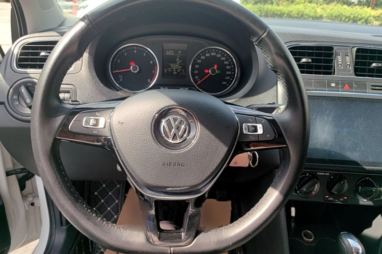 Volkswagen Polo 2017 car image #11