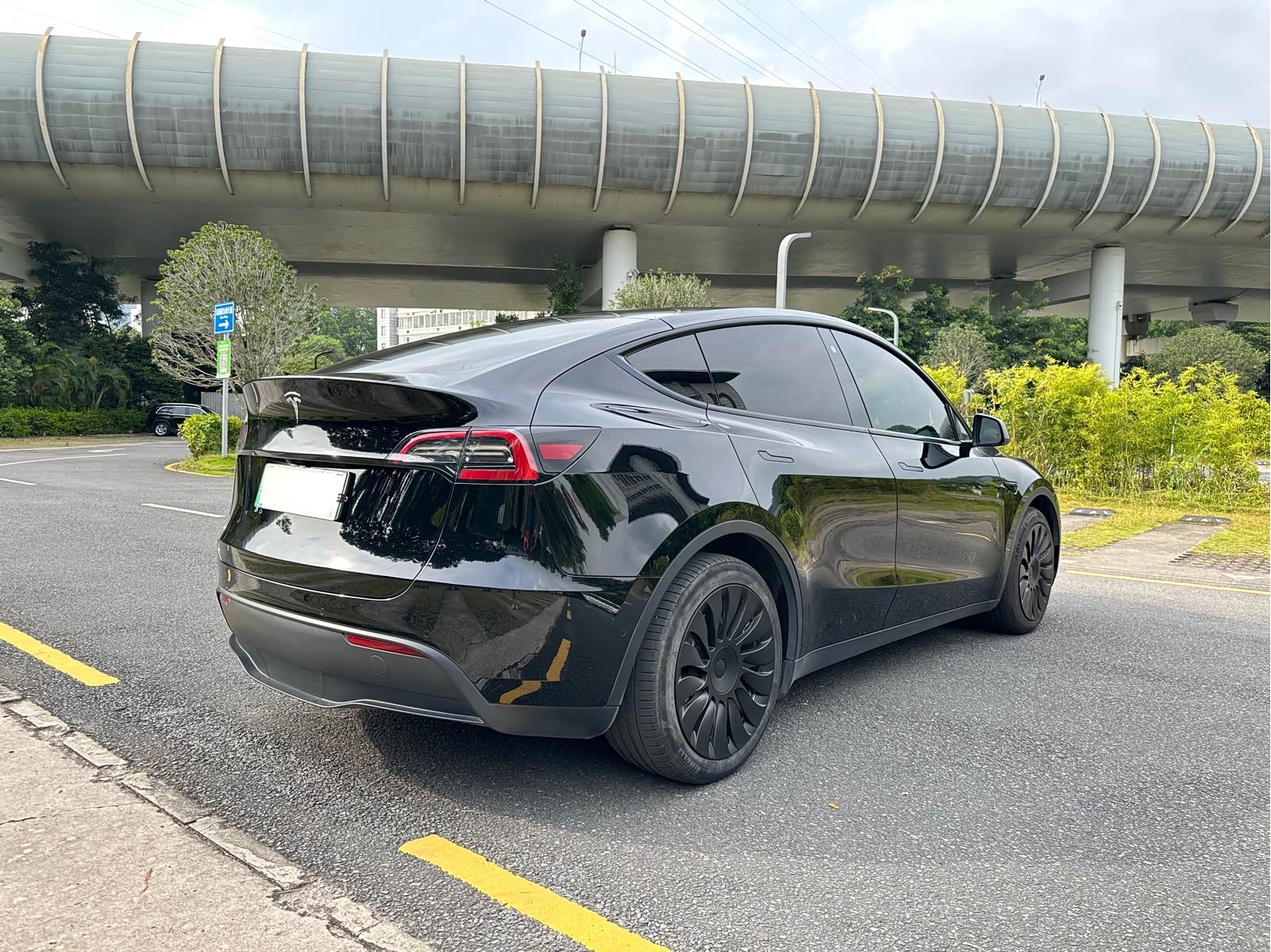 Tesla Model Y 2023 car image #5