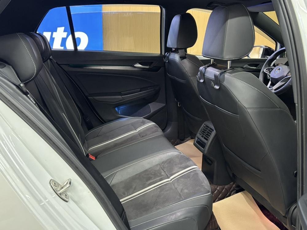 Volkswagen Golf 2023 car image #13