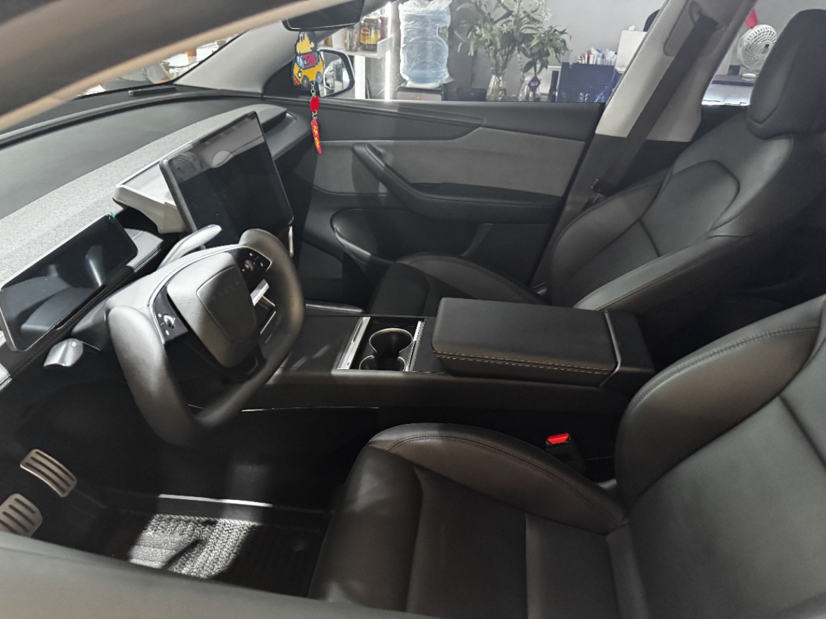 Tesla Model Y 2025 #6 Tesla Model Y 2025 car image #6