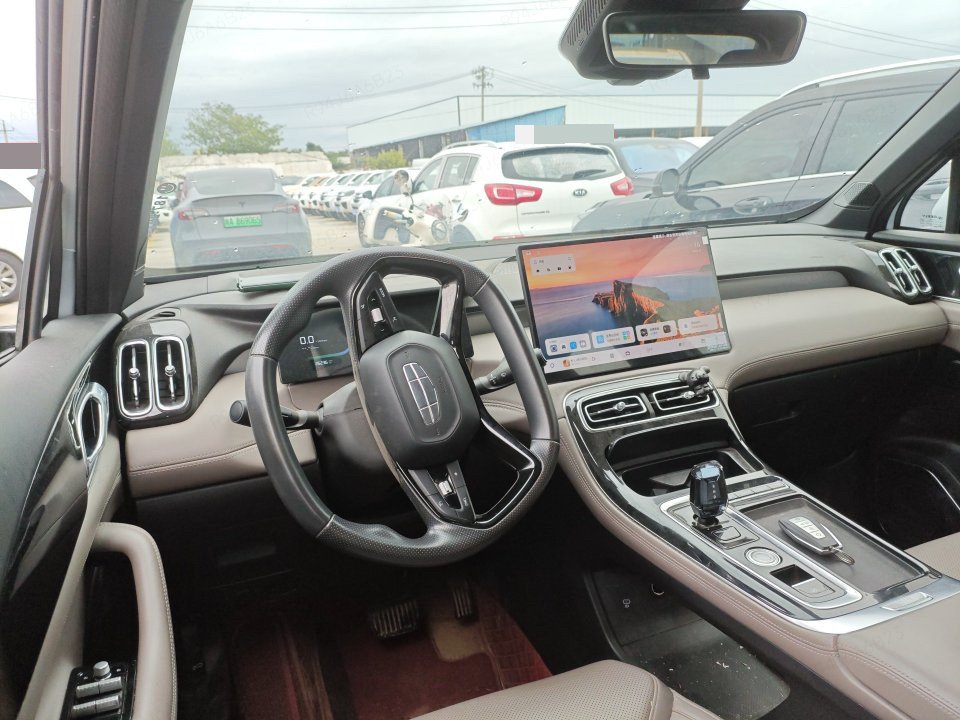 GEELY Boyue L 2025 car image #3