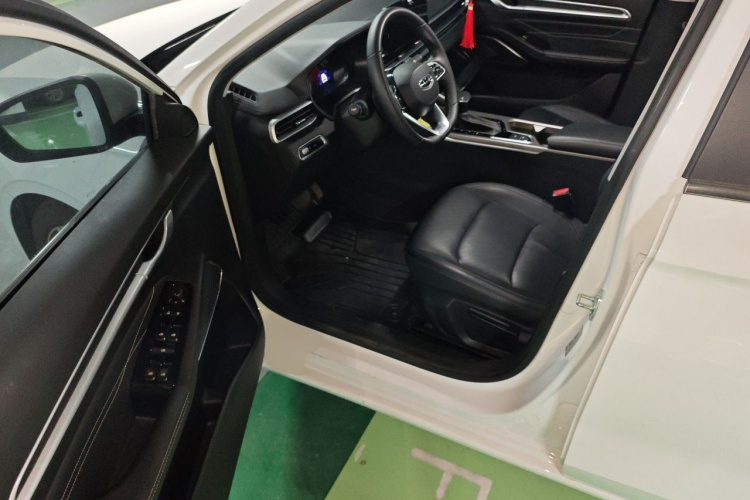 GEELY Emgrand 2021 car image #9