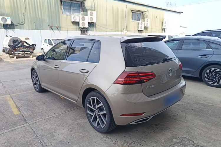 Volkswagen Golf 2018 car image #5